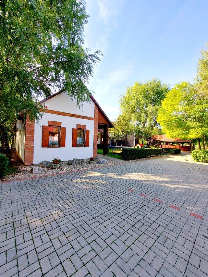 Akacos Tanya Es Vendeghaz Hotel Marok Ngoại thất bức ảnh